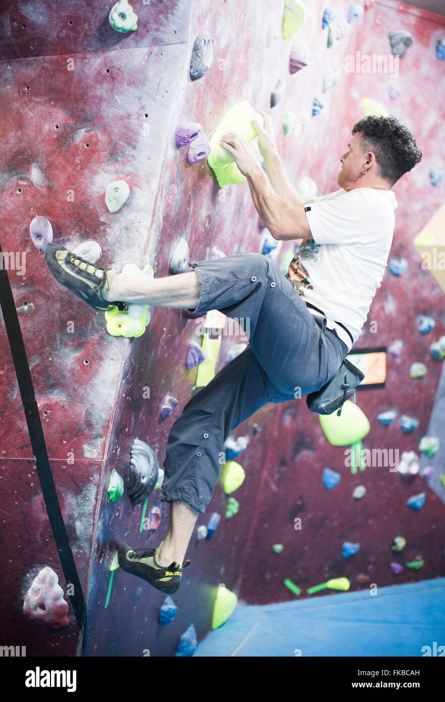 Kletterer nehmen Teil an einem Bouldern Wettbewerb The Climbing Academy