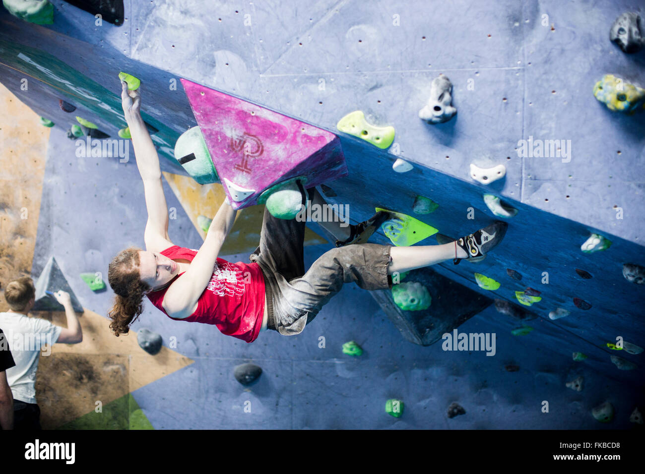 Kletterer nehmen Teil an einem Bouldern Wettbewerb The Climbing Academy