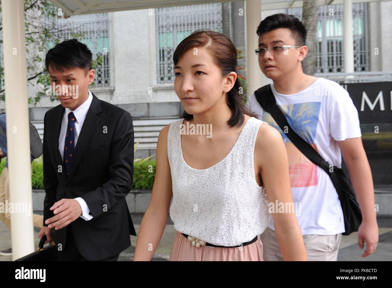 (160308)--Singapur, 8. März 2016 (Xinhua)--australische Dame kommt Ai Takagi (C) in Singapurs Zustandgerichte, am 8. März 2016. AI Takagi und singapurischen Yang Kaiheng Gesicht 7 Volksverhetzung Gebühren für Artikel, die auf der Website "The Real Singapur (TRS)" und der TRS-Facebook-Seite von Oktober 2013 bis Februar 2015 veröffentlicht.  (Xinhua/Then Chih Wey) (Azp) Stockfoto