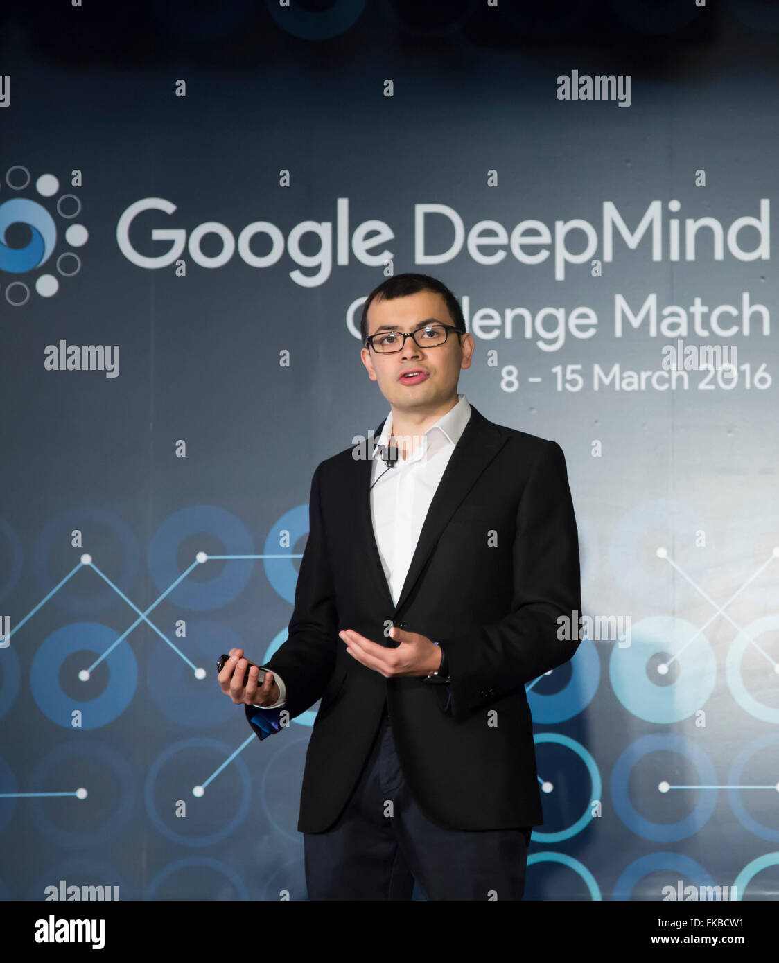 Demis Hassabis, 8. März 2016: Demis Hassabis, CEO des Entwicklers AlphaGo Google DeepMind, spricht während einer Pressekonferenz vor dem Spiel von Mensch-Computer-Showdown in Seoul, Südkorea. Der historische Mensch-Computer-Showdown in der alten Brettspiel beginnt am Mittwoch in Seoul, mit der Sieger-Preisgeld von US$ 1 Million auf dem Spiel. Die Spiele auch findet am selben Ort am Donnerstag, Samstag und Sonntag und endet am kommenden Dienstag. Der Preis wird gewinnt AlphaGo lokale Medien berichteten, an UNICEF und andere Wohltätigkeitsorganisationen gespendet. © Lee Jae-Won/AFLO/Alamy Live-Nachrichten Stockfoto