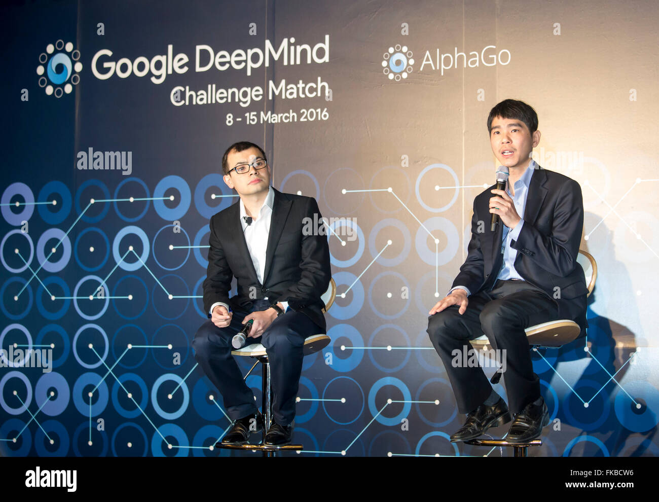 Lee Se-Dol und Demis Hassabis, 8. März 2016: südkoreanische Go master Lee Se-dol (R) und Demis Hassabis, CEO des Entwicklers AlphaGo Google DeepMind, besuchen eine Pre-Match-Pressekonferenz in Seoul, Südkorea. Der historische Mensch-Computer-Showdown in der alten Brettspiel beginnt am Mittwoch in Seoul, mit der Sieger-Preisgeld von US$ 1 Million auf dem Spiel. Die Spiele auch findet am selben Ort am Donnerstag, Samstag und Sonntag und endet am kommenden Dienstag. Der Preis wird gewinnt AlphaGo lokale Medien berichteten, an UNICEF und andere Wohltätigkeitsorganisationen gespendet. © Lee Jae-Won/AFLO/Alamy Live-Nachrichten Stockfoto