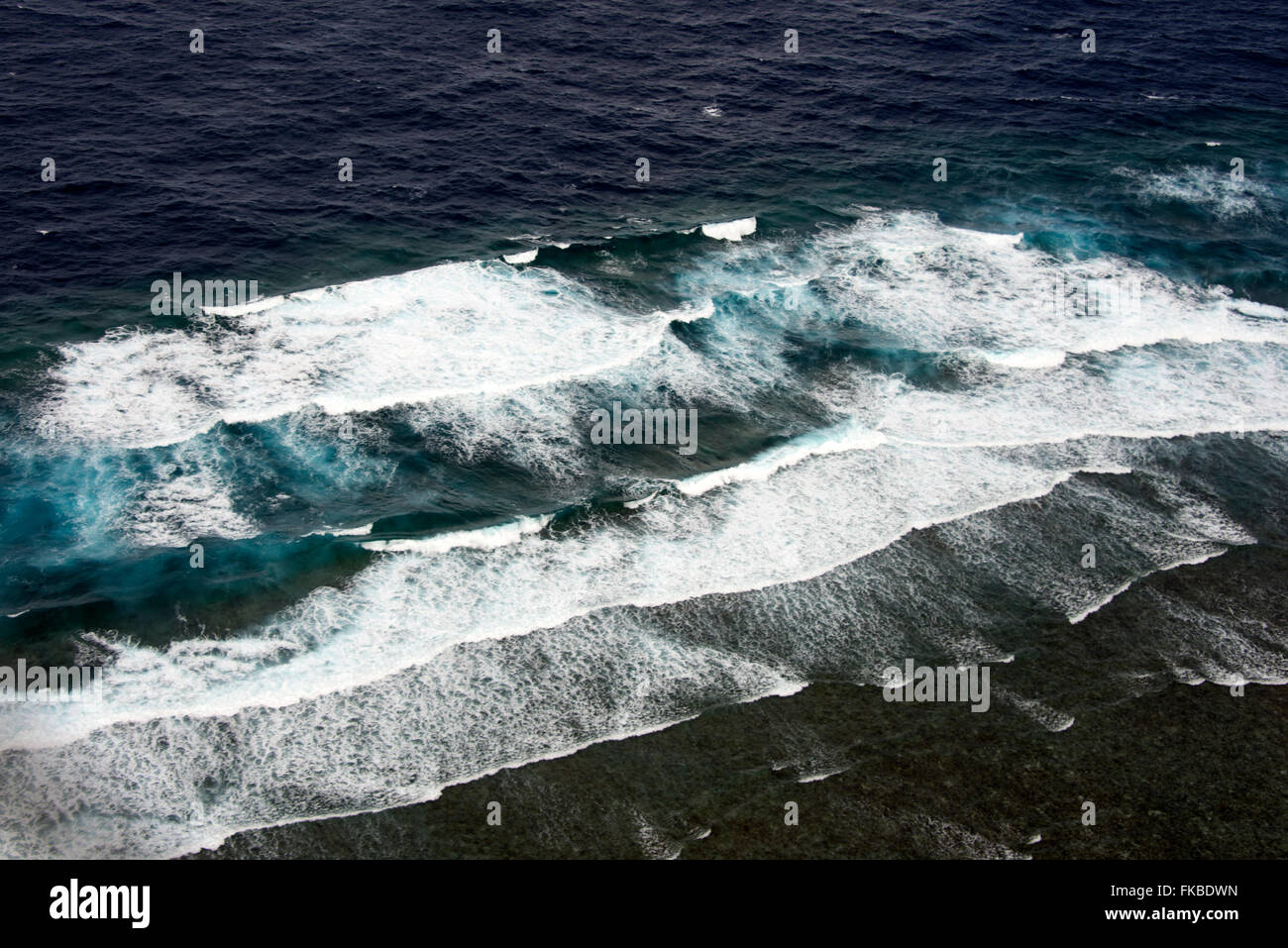 Luftbild von den Buhnen steigt am Rand des Festlandsockels der Agincourt Riffe sind eine kleine Gruppe von Riff Stockfoto