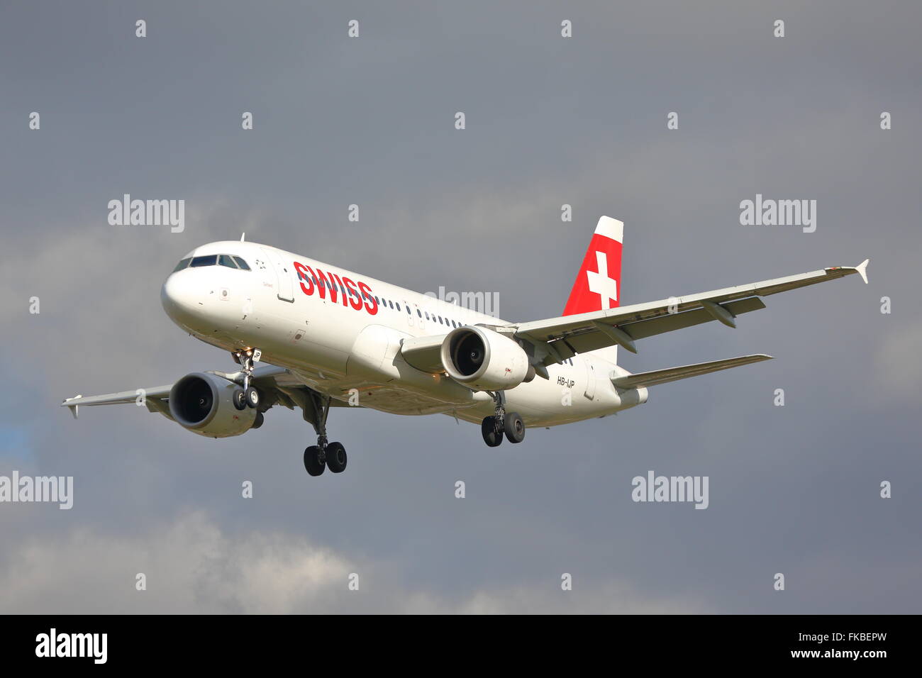 Swiss International Airlines Airbus A320-214 HB-IJP Landung in Heathrow Stockfoto