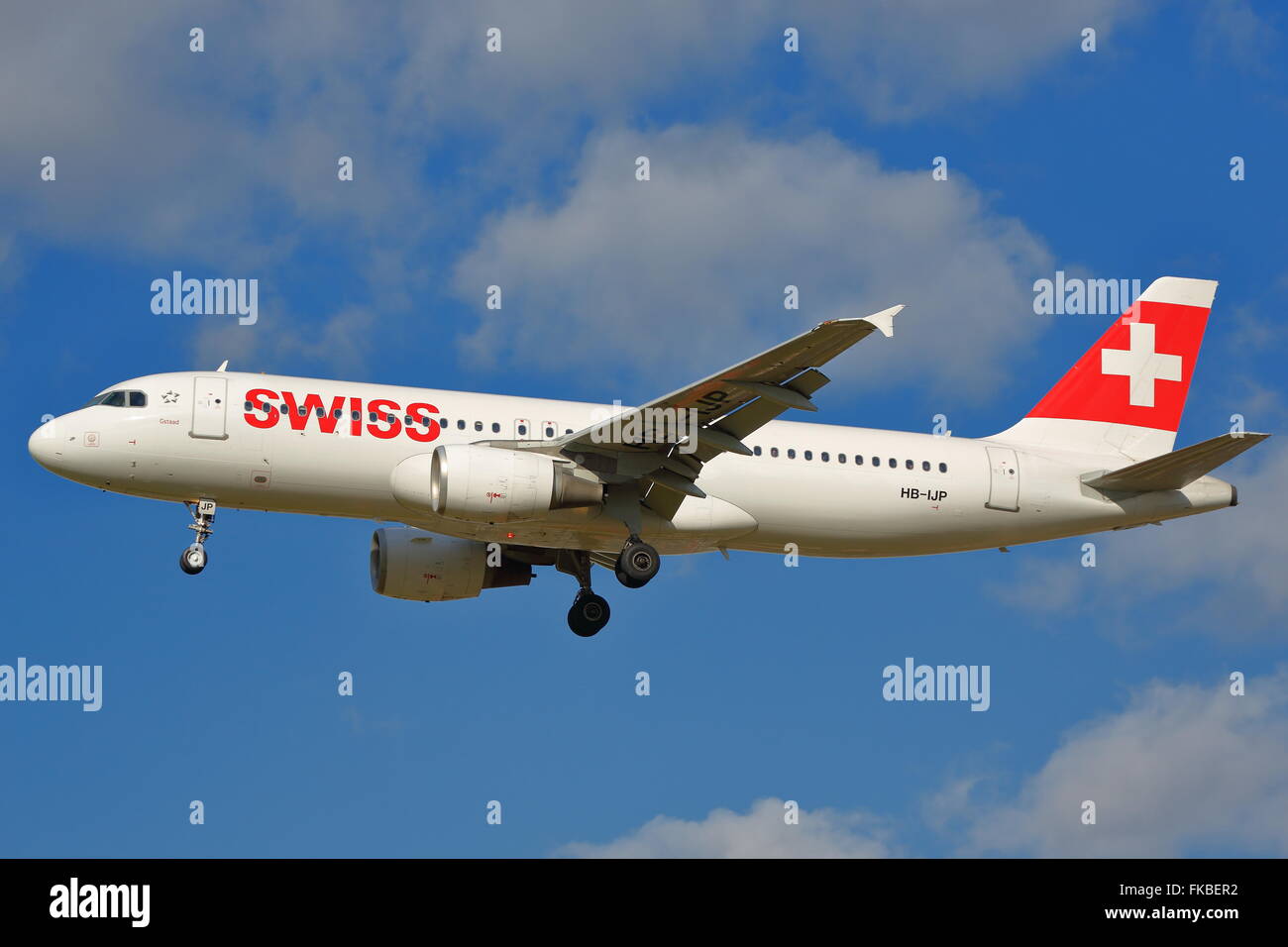 Swiss International Airlines Airbus A320-214 HB-IJP Landung in Heathrow Stockfoto