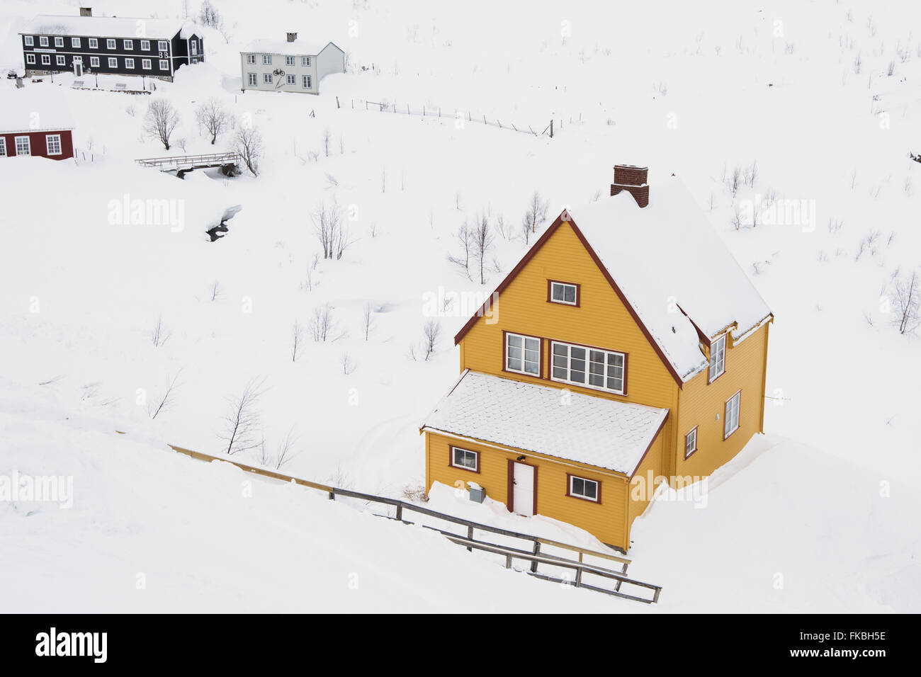 Ein gelbes Gebäude im Schnee in der Nähe von Bahnhof Myrdal in Aurland, Norwegen Stockfoto