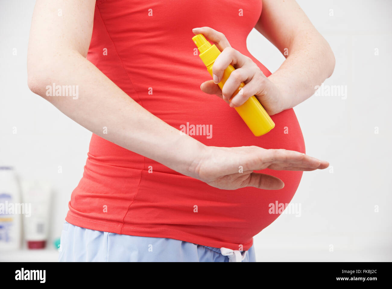 Schwangere Frau Spritzen Mückenspray Zika-Virus schützen Stockfoto Schwangere Frau Spritzen Mückenspray Zika-Virus schützen Stockfoto