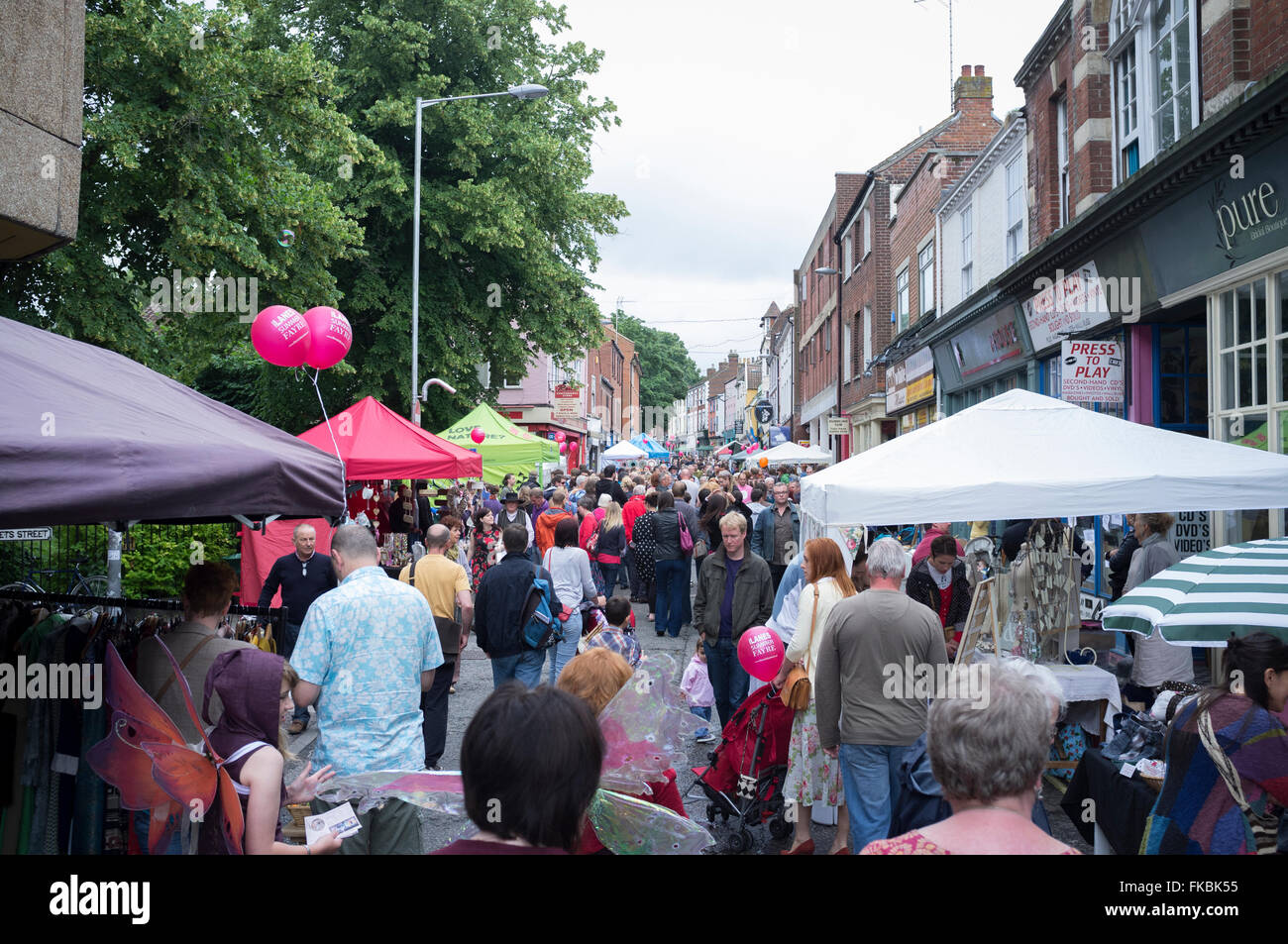 Menschenmassen in St. Benedicts Street, Norwich für Norwich Bahnen Sommer Fayre Stockfoto