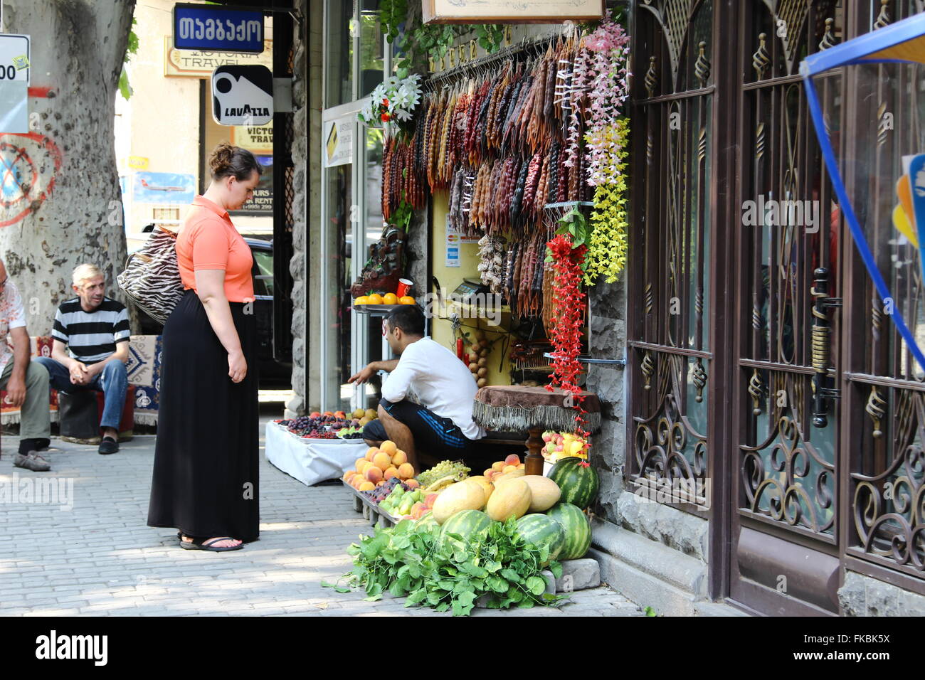Frau shopping für frisch produzieren außen Dorfladen in Tiflis, Georgien Stockfoto