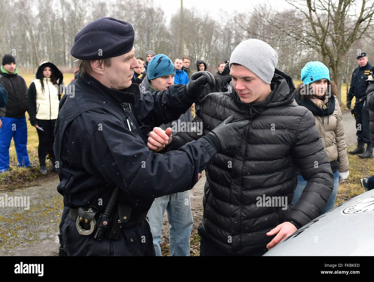 Insgesamt 200 Tschechische Polizei nehmen Teil an einer Übung simuliert eine migrantische Welle an der Grenze zu Österreich in Dolni Dvoriste, Tschechische Republik, 8. März 2016. Die tschechisch-österreichischen Grenze misst 464 Kilometer. Es gibt 20 Grenzübergänge. (Foto/Vaclav Salek CTK) Stockfoto