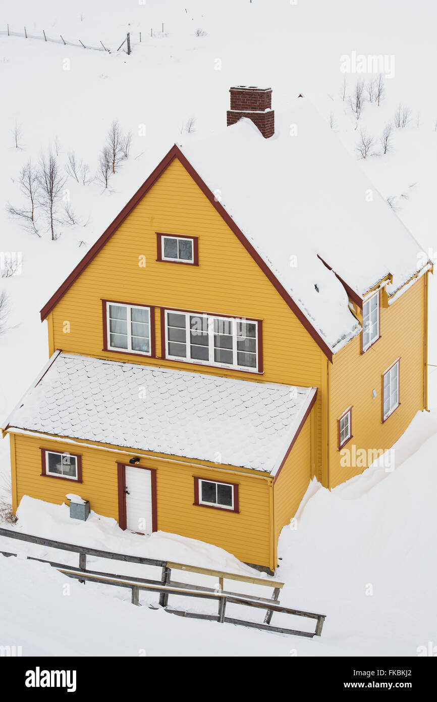 Ein gelbes Gebäude im Schnee in der Nähe von Bahnhof Myrdal in Aurland, Norwegen Stockfoto