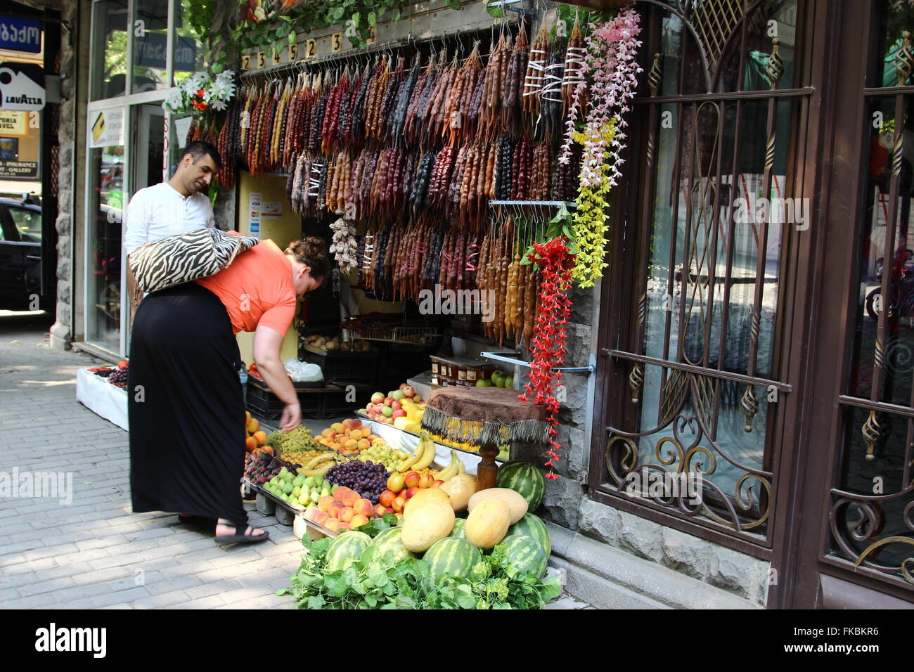 Frau shopping für frisch produzieren außen Dorfladen in Tiflis, Georgien Stockfoto