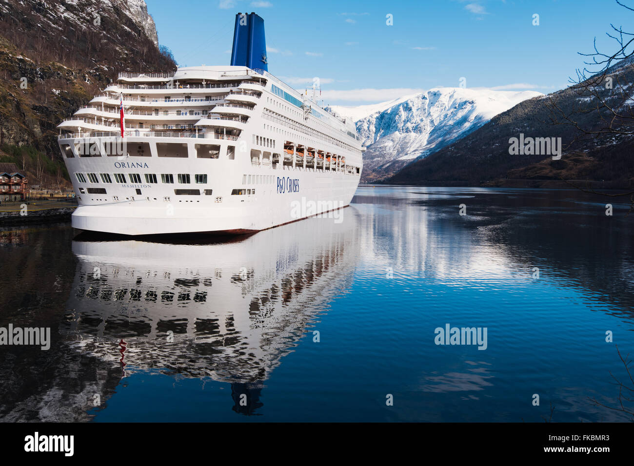 P & O Kreuzfahrtschiffes Oriana angedockt im Hafen in Flåm, Norwegen. Stockfoto