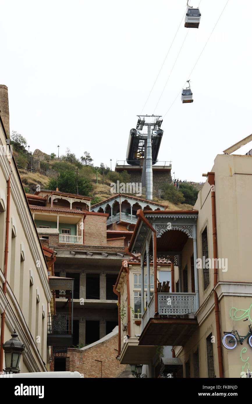 Straßenbahn-Luftseilbahn über Altstadt, Tbilisi Stockfoto