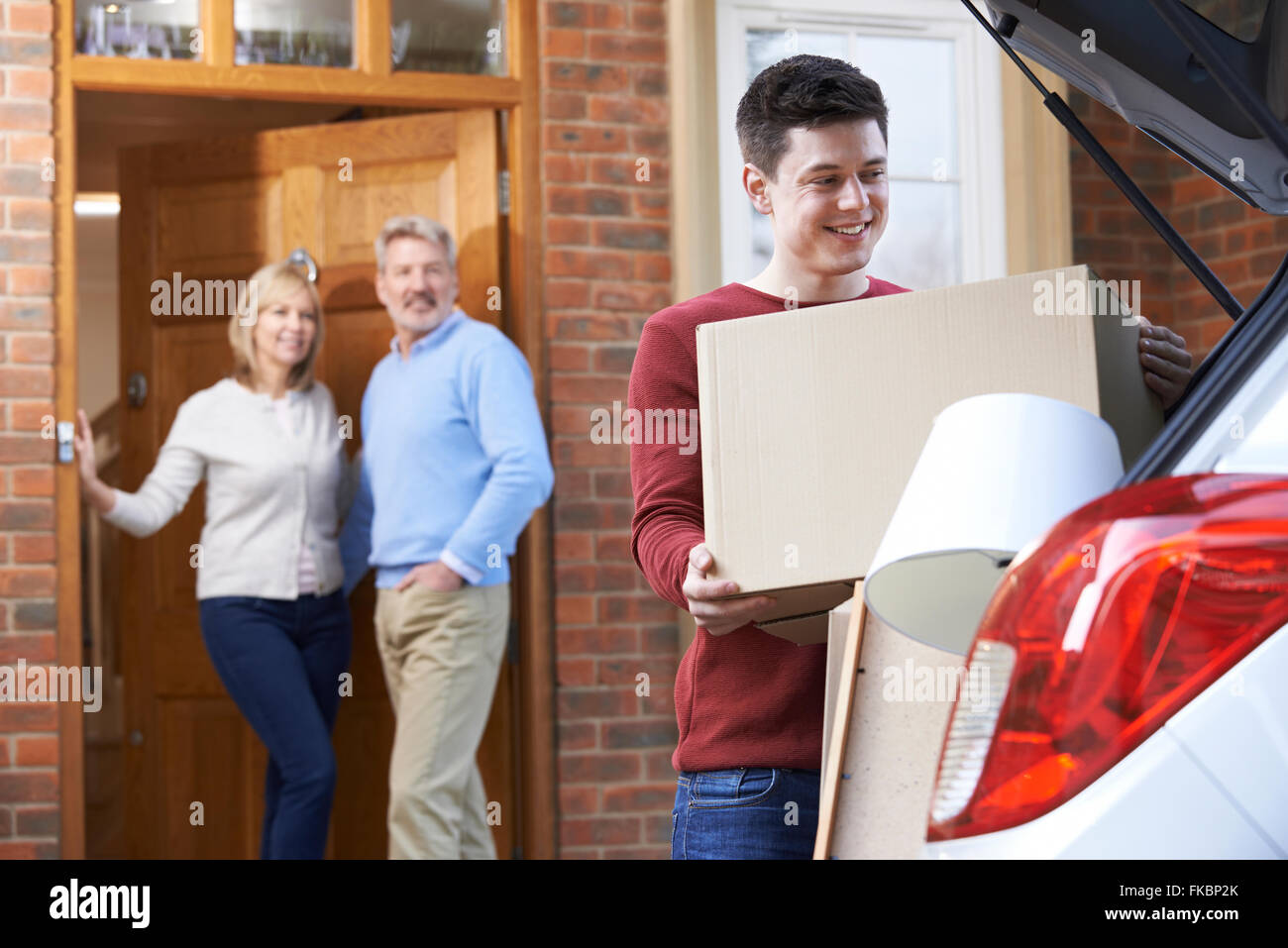 Erwachsener Sohn Auszug aus Elternhaus Stockfoto