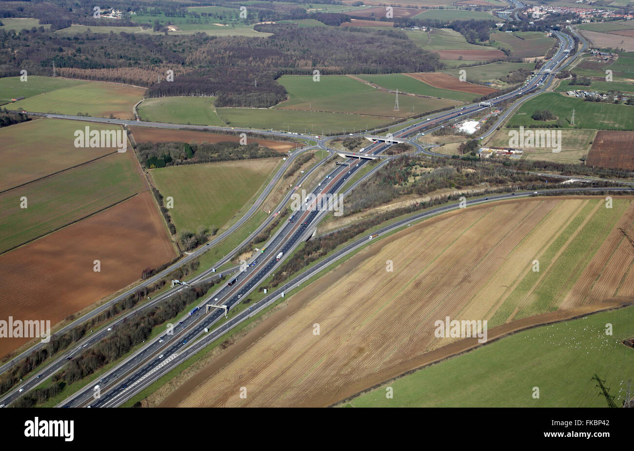 Luftaufnahme der A1 Autobahn zweispurige Kreuzung mit der Hauptstraße A64, West Yorkshire, Großbritannien Stockfoto