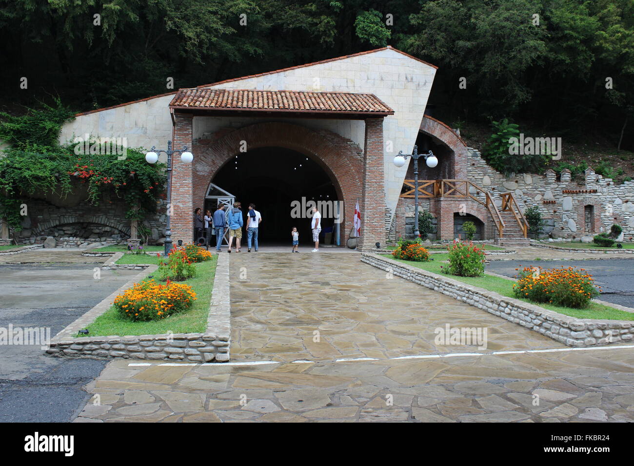Weingut Khareba mit Wein Tunneln und gestapelten Weinflaschen in Kachetien Region Georgiens Stockfoto