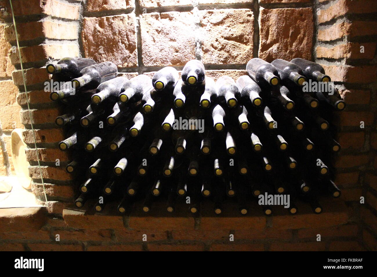 Weingut Khareba mit Wein Tunneln und gestapelten Weinflaschen in Kachetien Region Georgiens Stockfoto