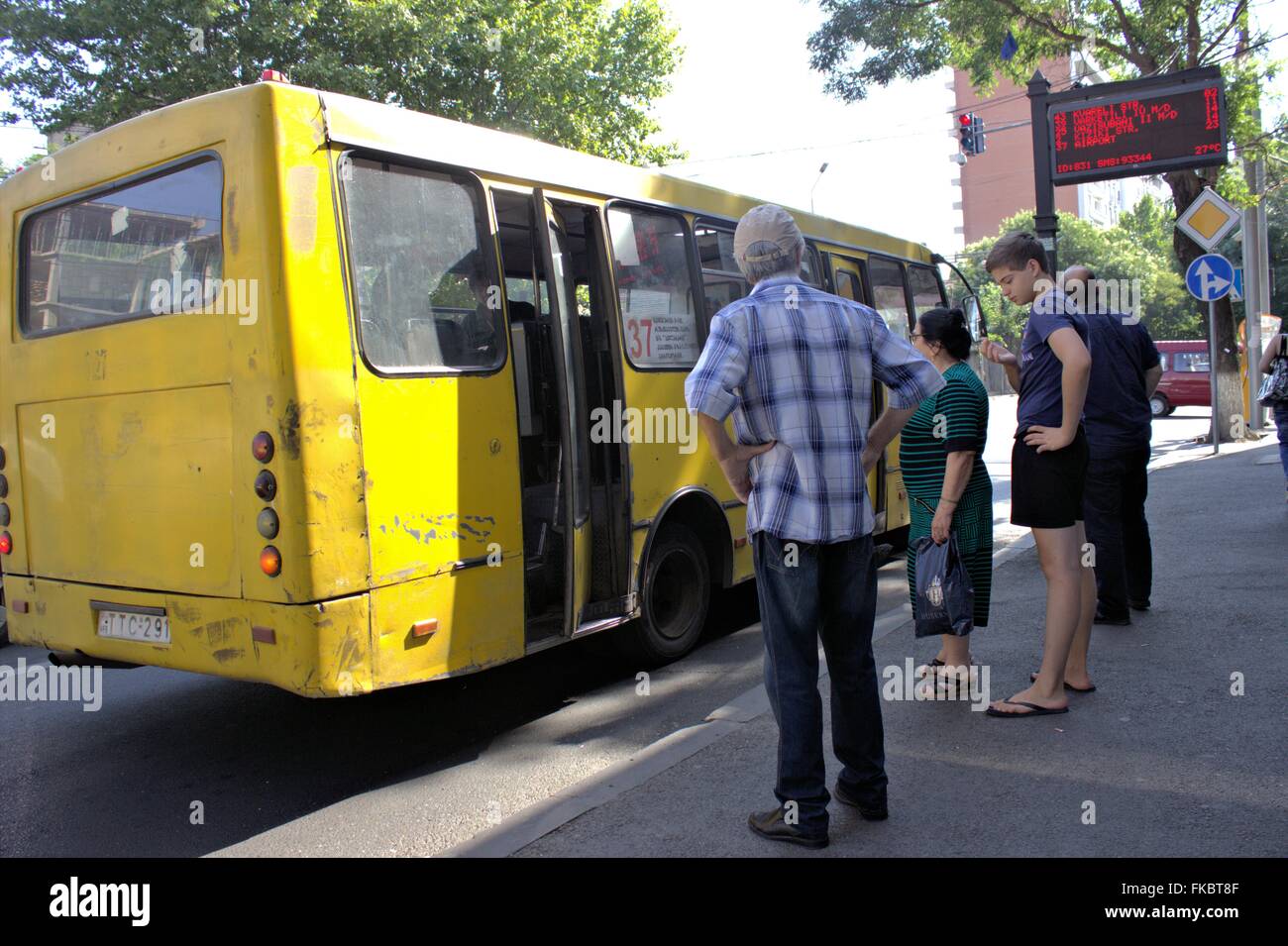 Menschen, die einsteigen in öffentliche Verkehrsmittel Ortsbus in Tiflis, Georgien Stockfoto