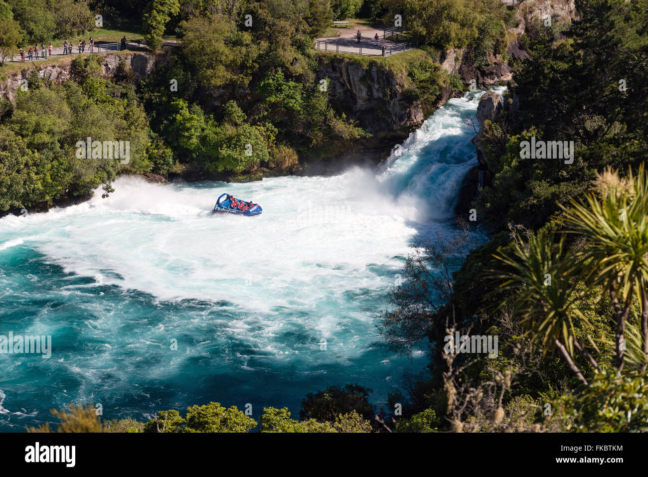 Ein Jet-Boot mit Touristen Rennen nahe an Huka Falls - am meisten besuchten Landschaftsschutzgebiet von Neuseeland Stockfoto