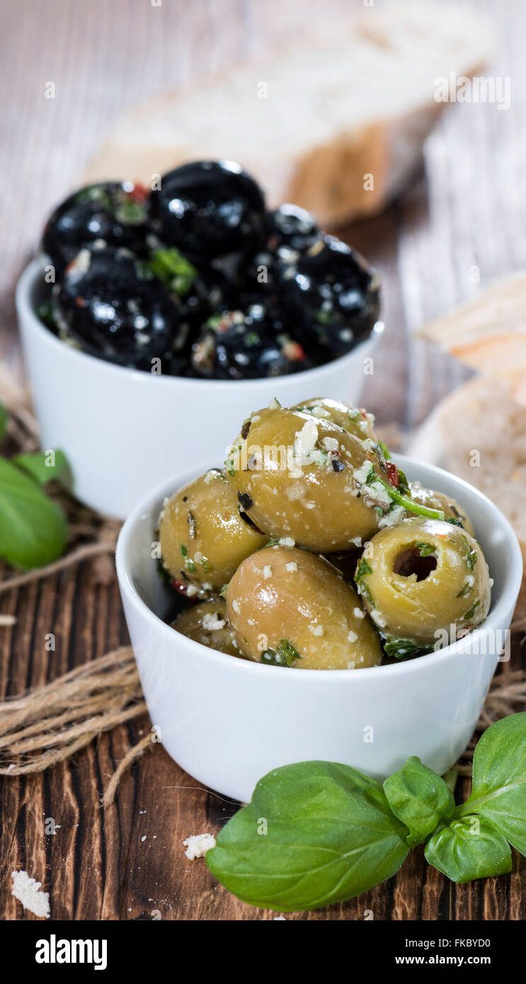 Schwarze und grüne Oliven mit Knoblauch und Kräutern (close-up erschossen) Stockfoto