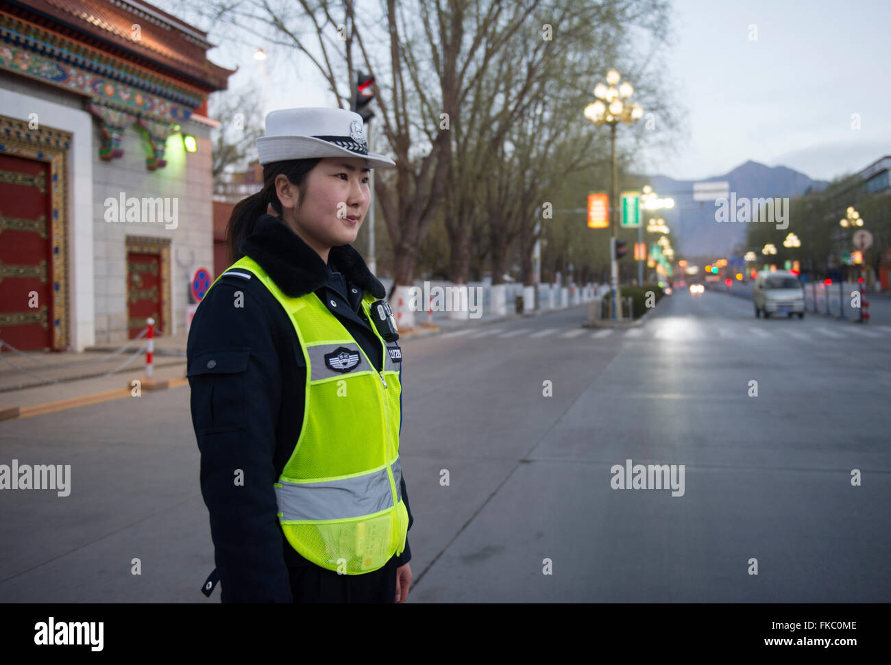 Lhasa, China Tibet autonome Region. 7. März 2016. Verkehr Polizistin Hu Huafang steht im Dienst am 08:00 in Lhasa, der Hauptstadt von Südwesten Chinas Tibet autonome Region, 7. März 2016. Lhasas kommunalen öffentlichen Sicherheitsbüro verfügt über Tibets erste weibliche Verkehr Polizeieinheit, die sich aus 34 Mitgliedern der Han, Hui und tibetischen ethnischen Gruppen, mit einem Durchschnittsalter von 23 Jahren zusammensetzt. © Liu Dongjun/Xinhua/Alamy Live-Nachrichten Stockfoto