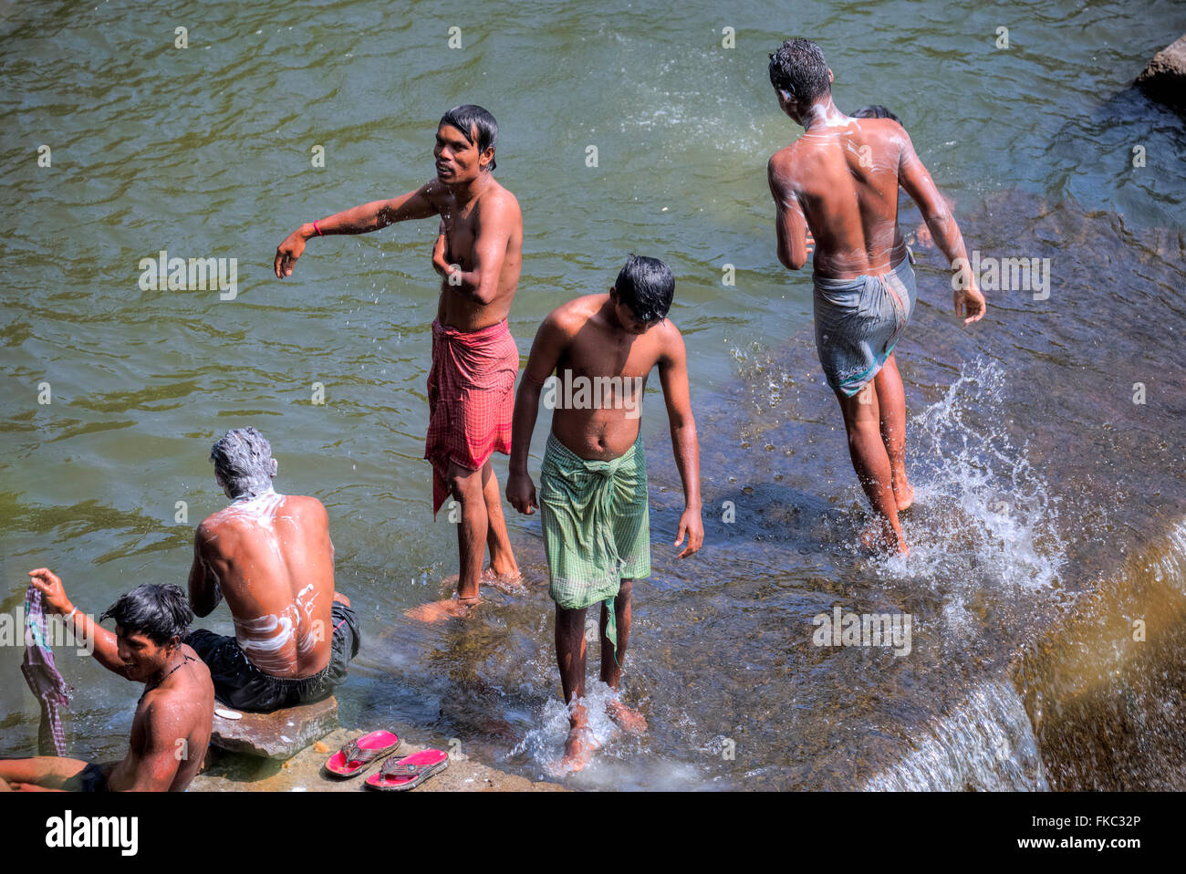 Badetag in einem Fluss in Kerala, Südindien Stockfoto