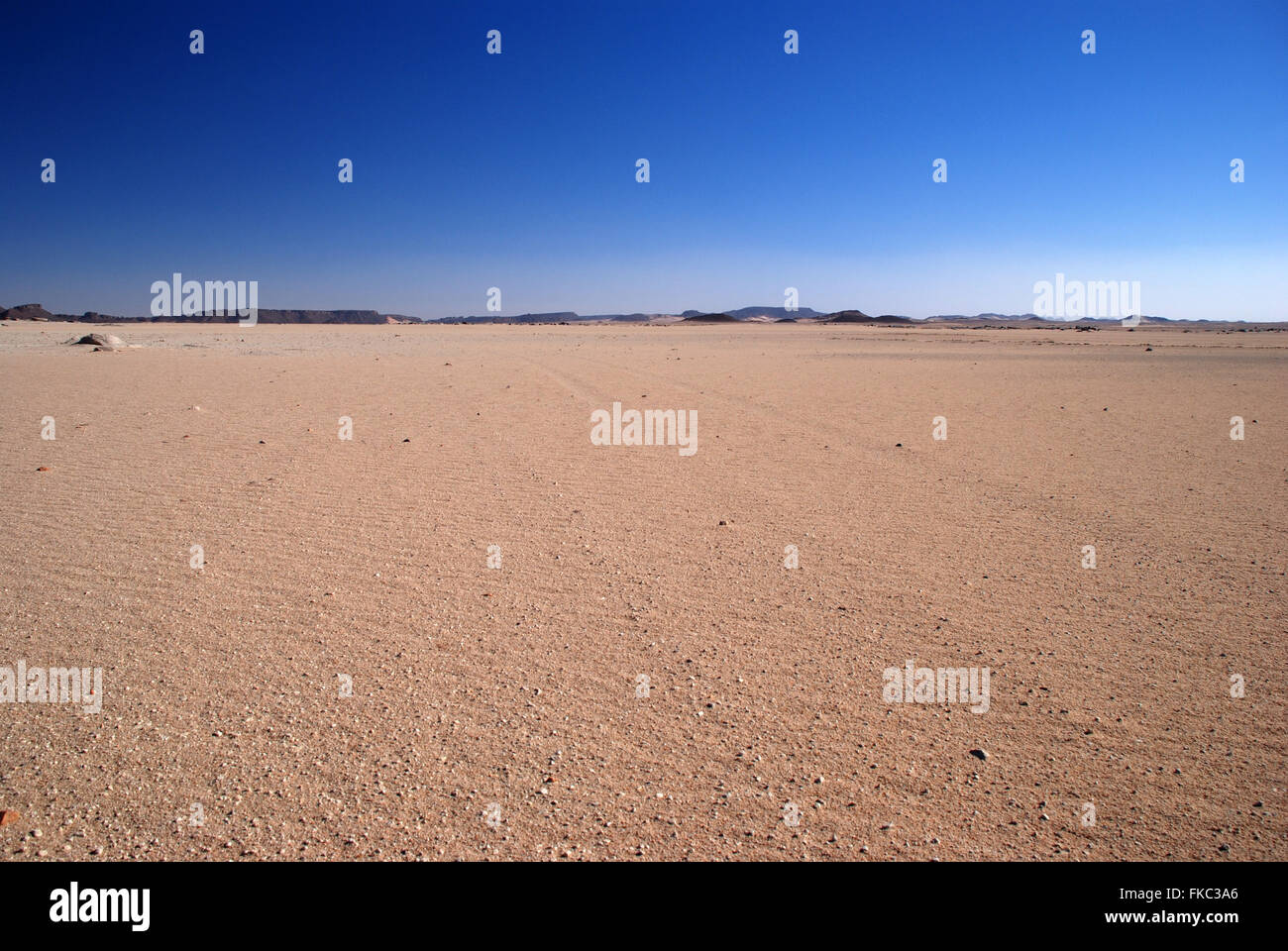 Weiten leeren Wüste Flugzeug Berg im Hintergrund Stockfoto