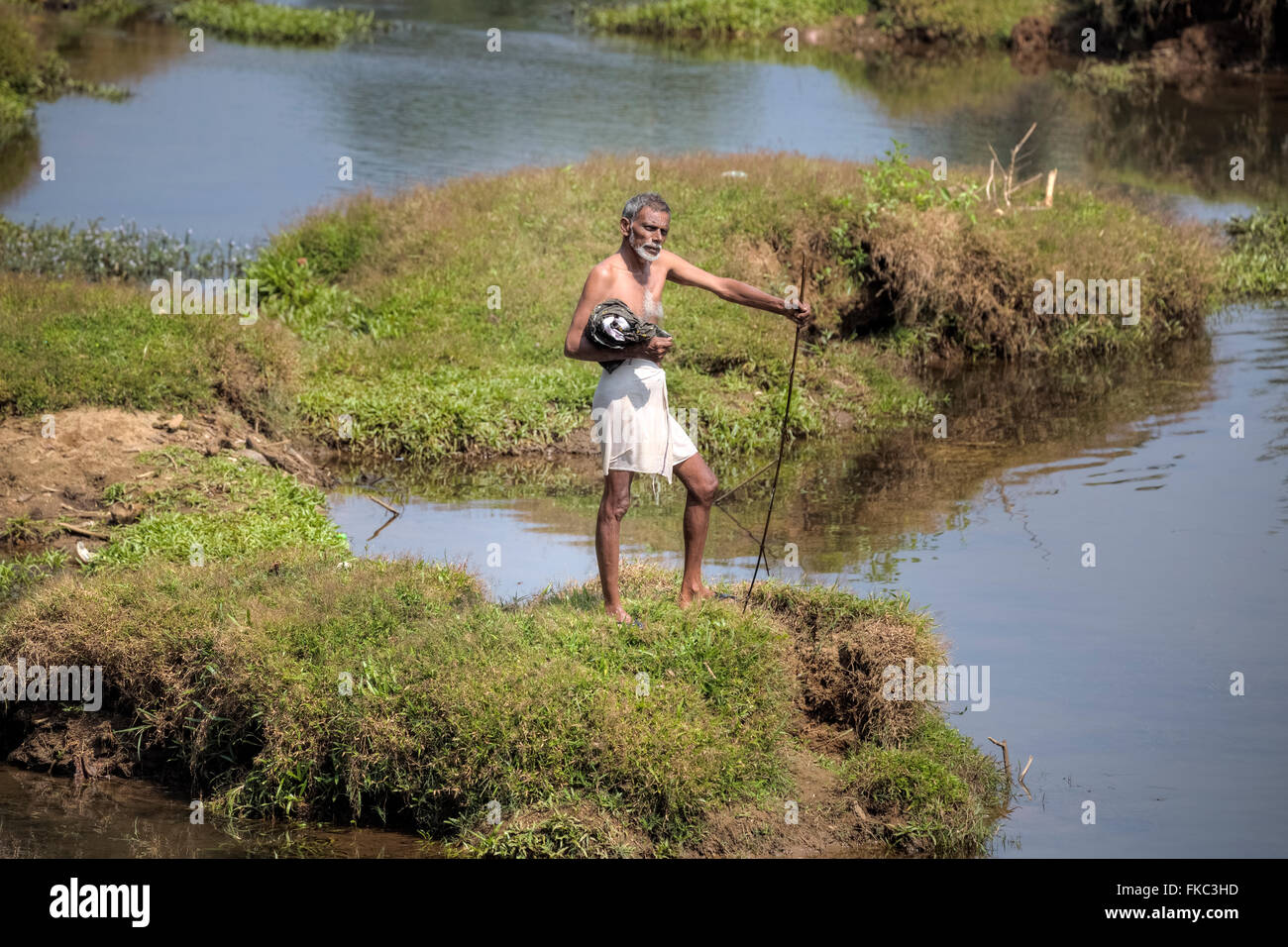 ein Mann zu Fuß in den Fluss in Kerala, Südindien Stockfoto
