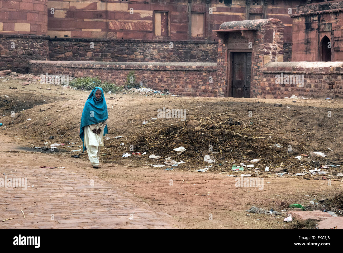eine alte Frau zu Fuß durch die Straßen von Fatehpur Sikri, Agra, Uttar Pradesh, Indien, Asien Stockfoto