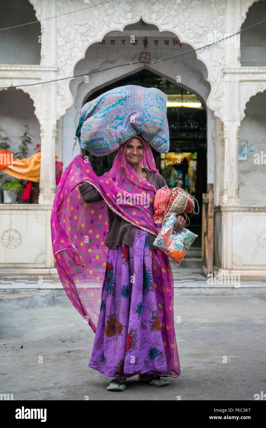 Straßenhändler, die ihre Güter auf dem Kopf, in Pushkar, Ajmer, Rajasthan, Indien, Asien Stockfoto