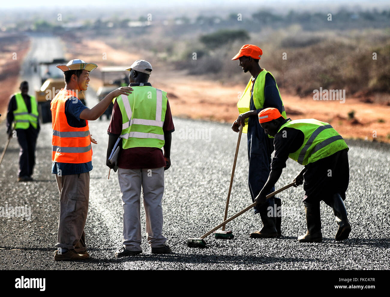 Marsabit. 5. März 2016. Arbeitnehmer arbeiten in Kenias Norden Grafschaft Marsabit, 5. März 2016 Ei-Moyale unterwegs. Die asfaltar der 130km Ei-Moyale Straße durch eine chinesische Firma, die Kenia und Äthiopien verbindet, wird balanciert, um wirtschaftlichen Chancen in Kenias Norden Grafschaft Marsabit und das Land als Ganzes zu entsperren. © Zhou Xiaoxiong/Xinhua/Alamy Live-Nachrichten Stockfoto