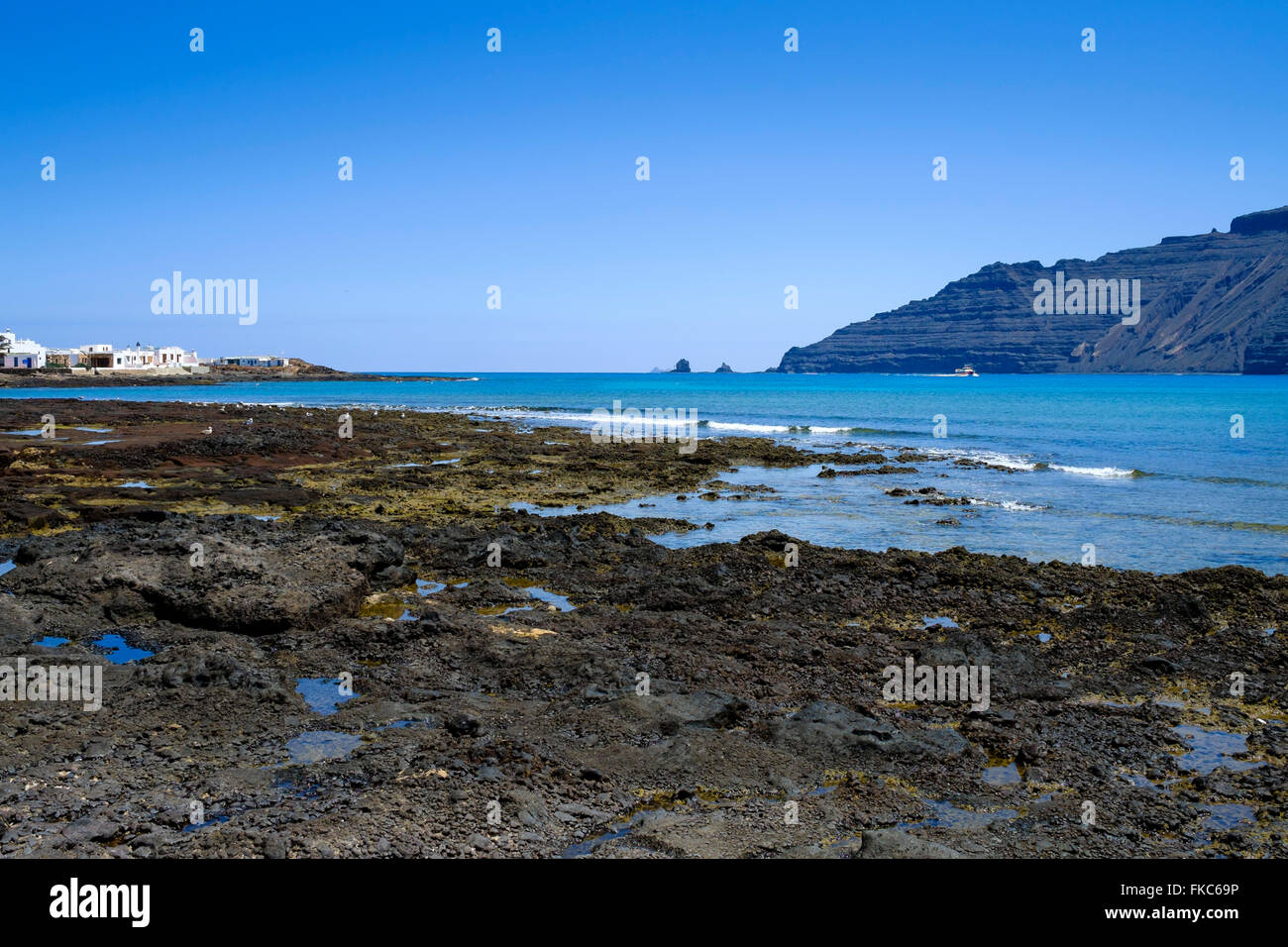 Küste von vulkanischen Gesteinen in Caleta de Sebo, La Graciosa, Lanzarote, Kanarische Inseln, Spanien, Europa. Stockfoto