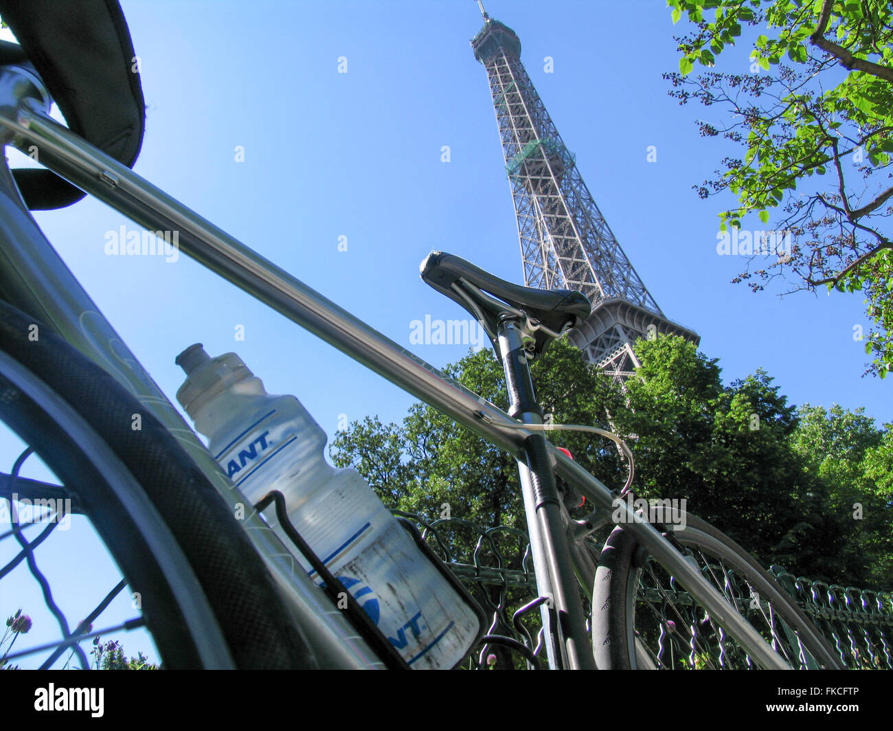 Ein Fahrrad und die Eiffel Tiwer im Hintergrund. Stockfoto