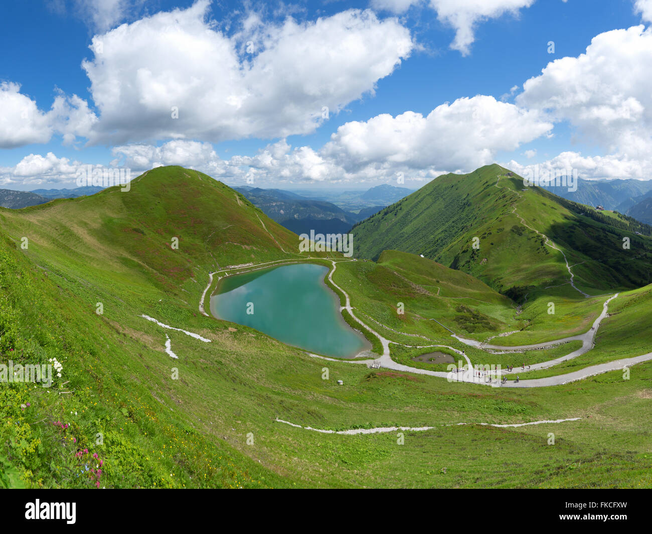 Allgäu Alpen über Tal Kleinwalsertal - Blick über den See Riezler Alpsee von der Hochebene von der Kanzelwandbahn. Stockfoto