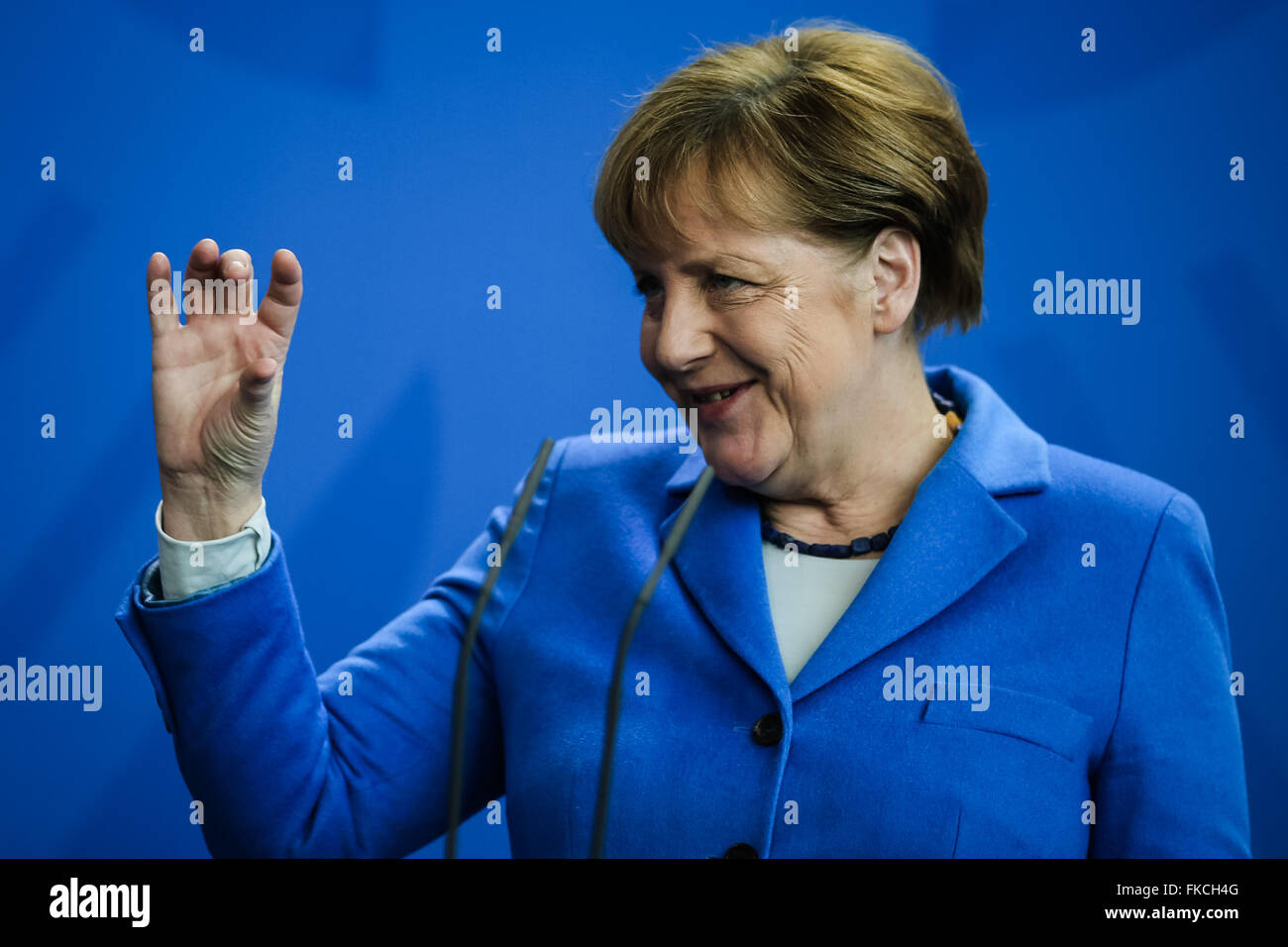 Berlin, Deutschland. 8. März 2016. Bundeskanzlerin Angela Merkel Gesten bei einer Pressekonferenz nach der Sitzung mit Vereinten Nationen Generalsekretär Ban Ki-Moon (nicht im Bild) in der Kanzlei in Berlin, Deutschland, am 8. März 2016. Bildnachweis: Zhang Fan/Xinhua/Alamy Live-Nachrichten Stockfoto