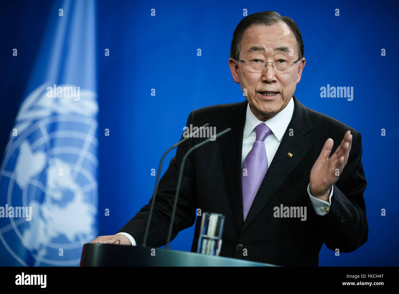 Berlin, Deutschland. 8. März 2016. Der Generalsekretär der Vereinten Nationen, Ban Ki-Moon besucht eine Pressekonferenz nach dem Treffen mit Bundeskanzlerin Angela Merkel (nicht im Bild) in der Kanzlei in Berlin, Deutschland, am 8. März 2016. Bildnachweis: Zhang Fan/Xinhua/Alamy Live-Nachrichten Stockfoto