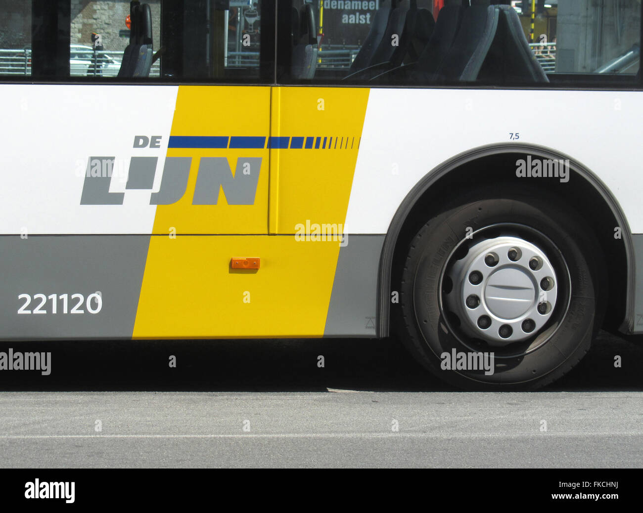 AALST, Belgien, 24. Juni 2014: Ein Bus von De Lijn, führen das Unternehmen von der flämischen Regierung in Belgien zu öffentlichen Verkehrsmitteln Stockfoto