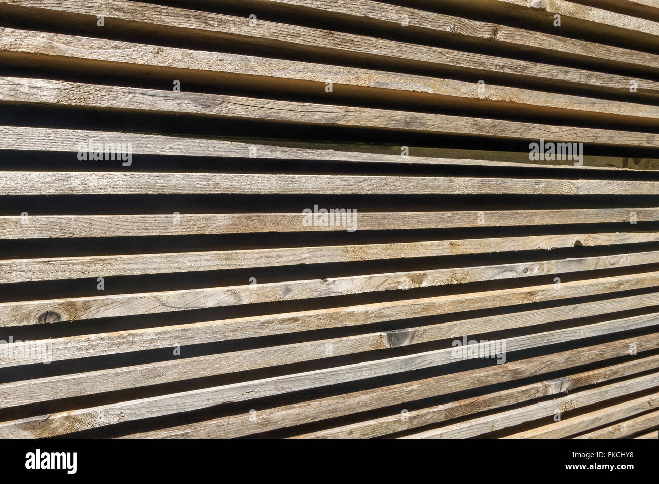 Gestapelte braunen Holzbretter in Nahaufnahme von einer seitlichen Perspektive Stockfoto