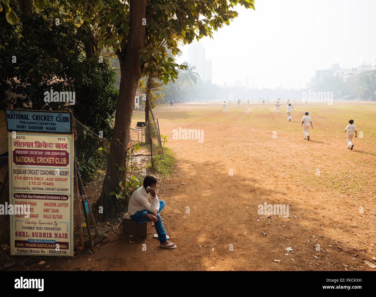 Cricket im Oval Maidan, Mumbai, Indien Stockfoto