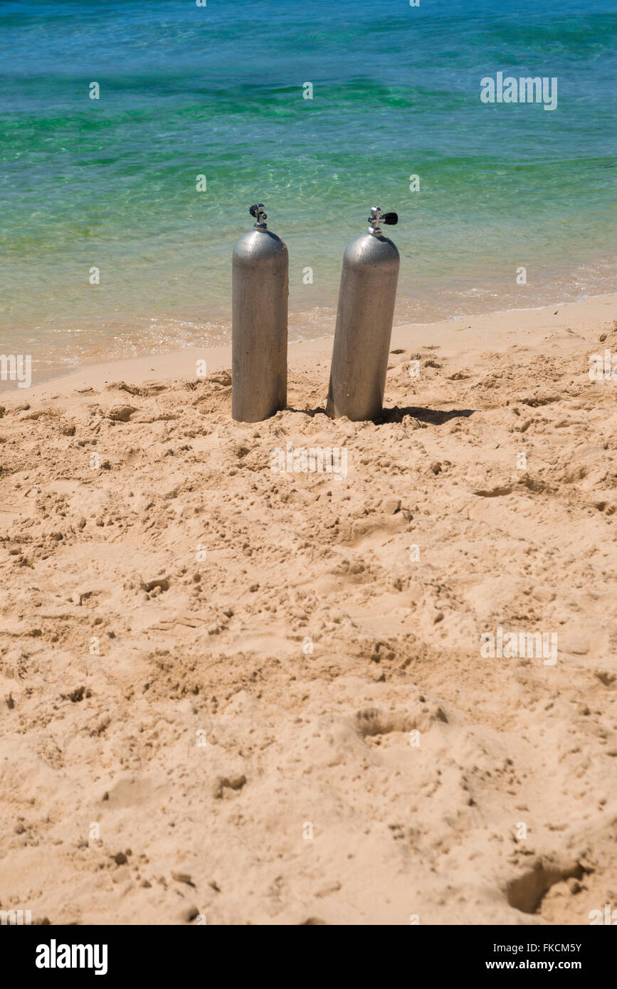 2 Tauchflaschen Sauerstoff am Strand. Stockfoto