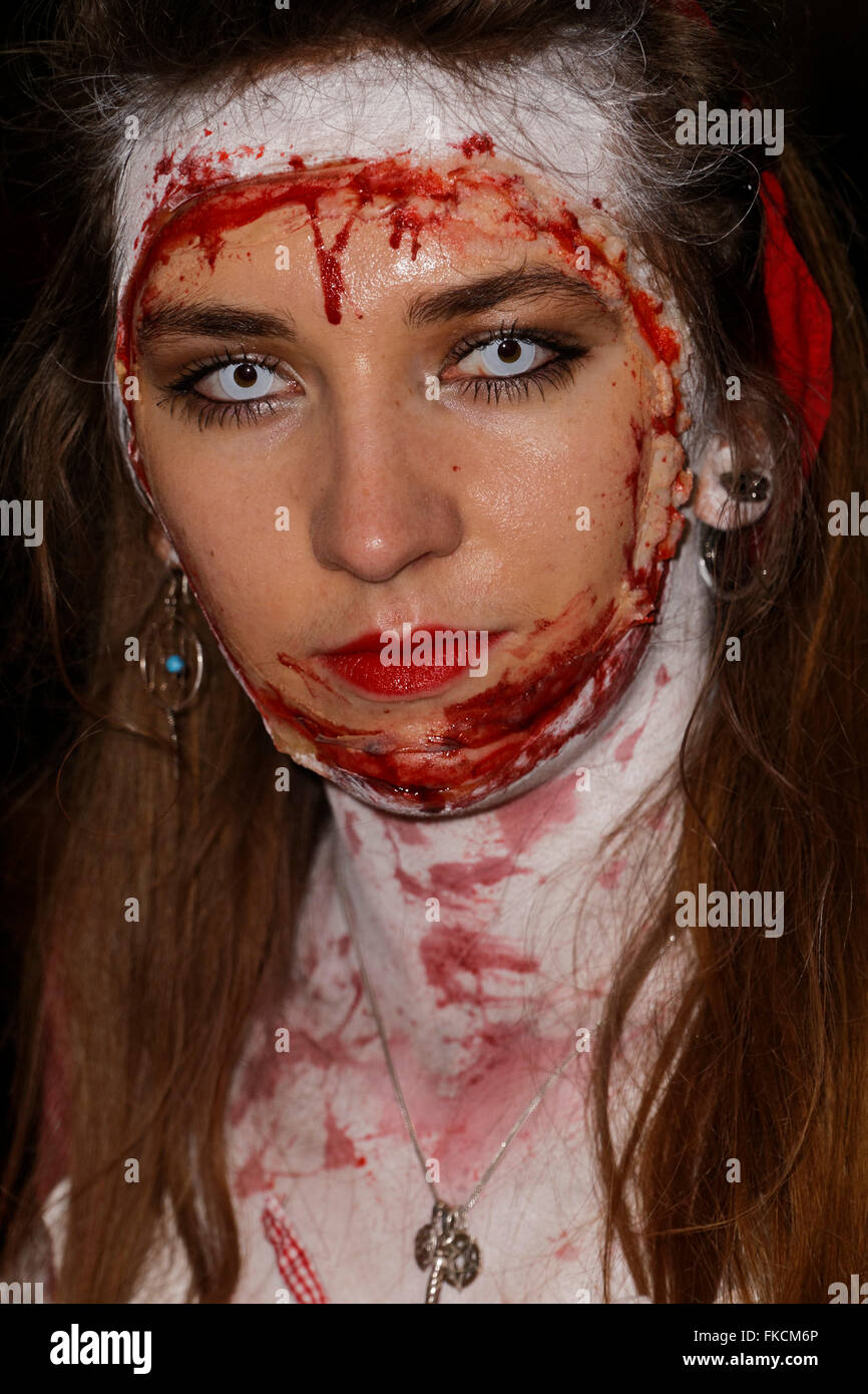 Ein junges Mädchen gekleidet wie ein Zombie. Stockfoto