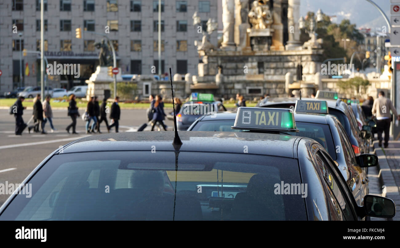 Taxis am Placa Espagna in Barcelona aufgereiht Stockfoto