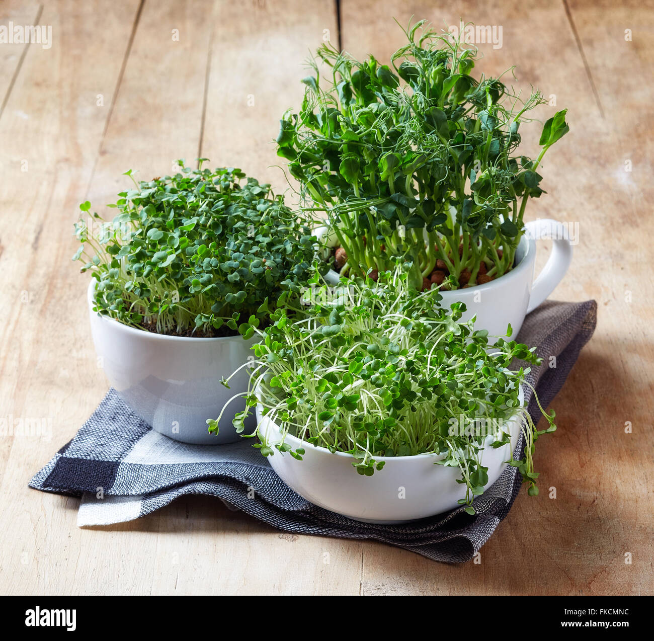 Frische grüne Erbsen, Brokkoli und Rucola Psrout auf Holztisch Stockfoto