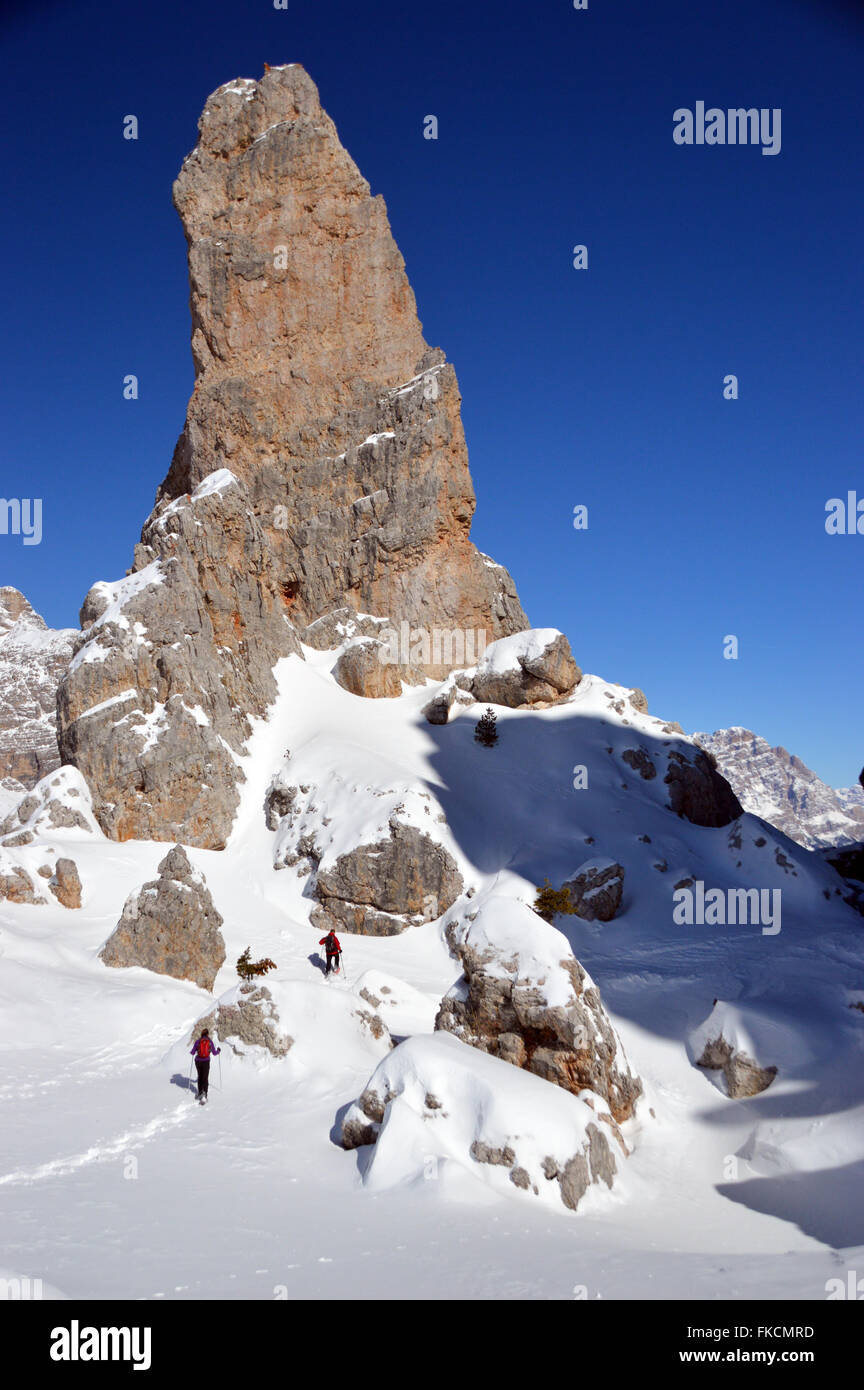 Ein paar Schneeschuhwandern unter Torro Inglese in den Cinque Torri Bereich (die 5 Türme der Falzarego) in den italienischen Dolomiten Stockfoto