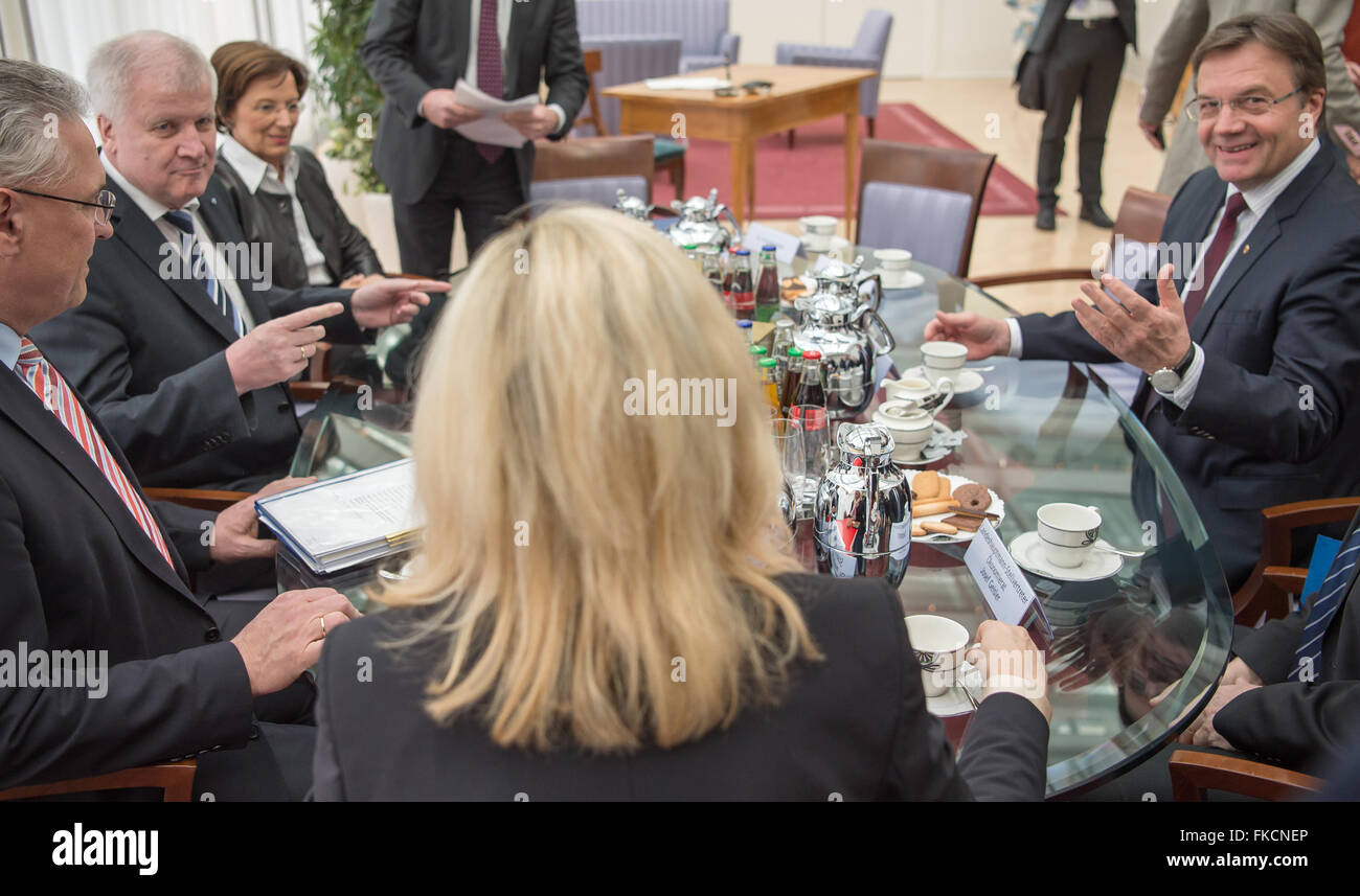 Horst Seehofer (2-L), Premier des deutschen Staates Bayern zusammen mit bayerischen Innenminister Joachim Hermann (L) und Bayerischer Staatsminister für europäische Angelegenheiten und regionale Beziehungen Beate Merk (C), erhält Guenther Platter (R), Gouverneur des österreichischen Bundeslandes Tirol, für Gespräche in der Bayerischen Staatskanzlei in München, Deutschland, 8. März 2016. Foto: PETER KNEFFEL/dpa Stockfoto