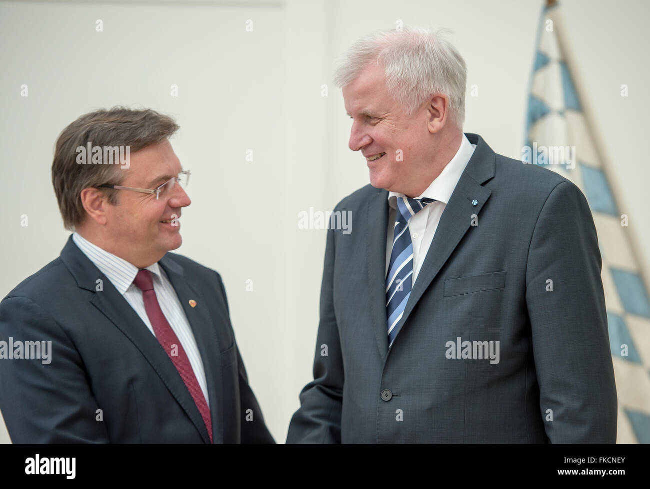 Horst Seehofer (R), Premier des deutschen Staates Bayern, erhält Günther Platter, Gouverneur des österreichischen Bundeslandes Tirol, für Gespräche in der Bayerischen Staatskanzlei in München, Deutschland, 8. März 2016. Foto: PETER KNEFFEL/dpa Stockfoto