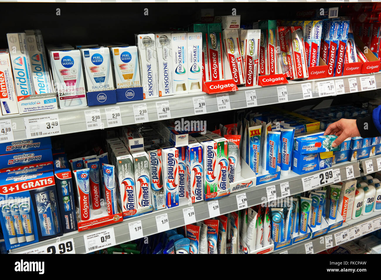 Auswahl der Zahnpasta in einem Supermarkt Stockfoto