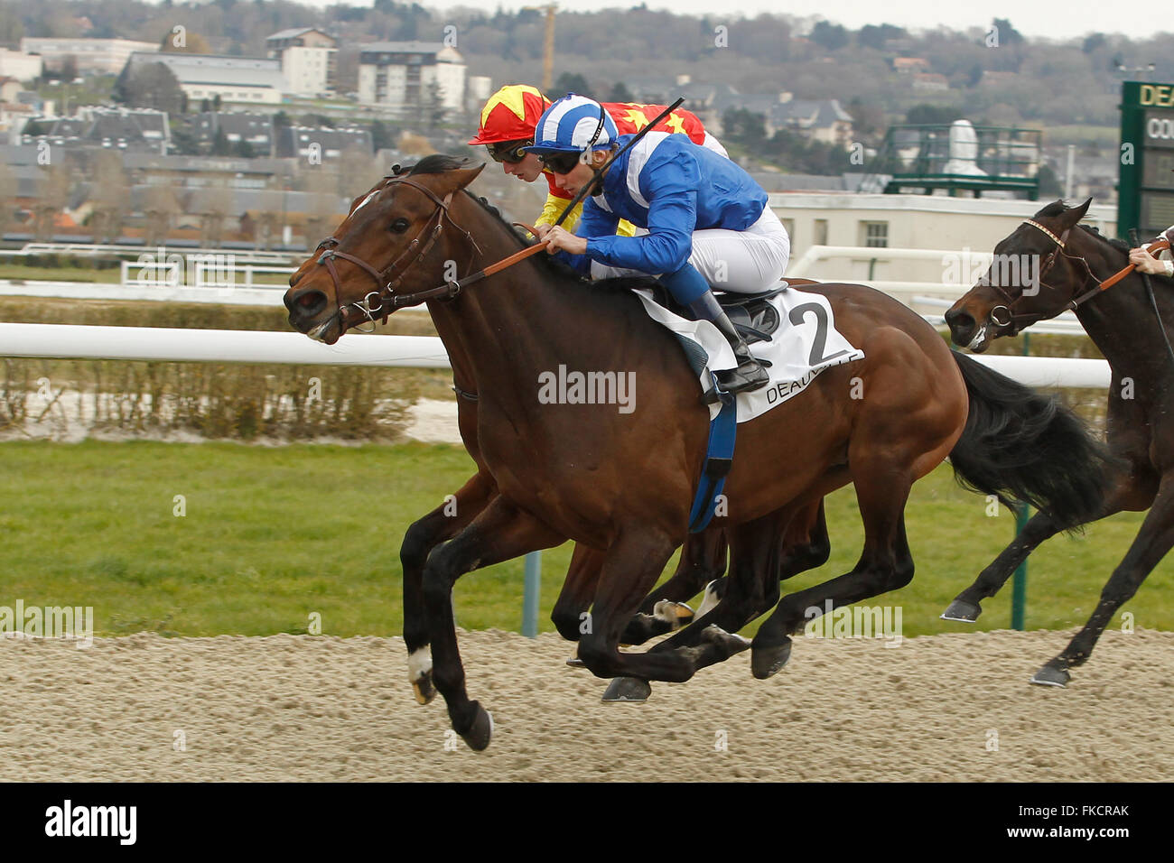 Deauville, Frankreich. 8. März 2016. Rennen 1, Prix de Bacqueville. Gewinner Mutarakem mit Jockey Aurelien Lemaitre und 2. platziert Makrelen mit Pierre Charles Boudot Credit: Action Plus Sport/Alamy Live News Stockfoto