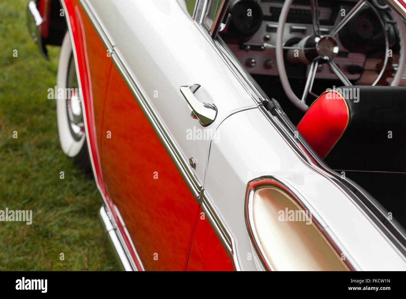 Auto-Griff der roten und weißen klassischen Oldtimer Cabrio Stockfoto