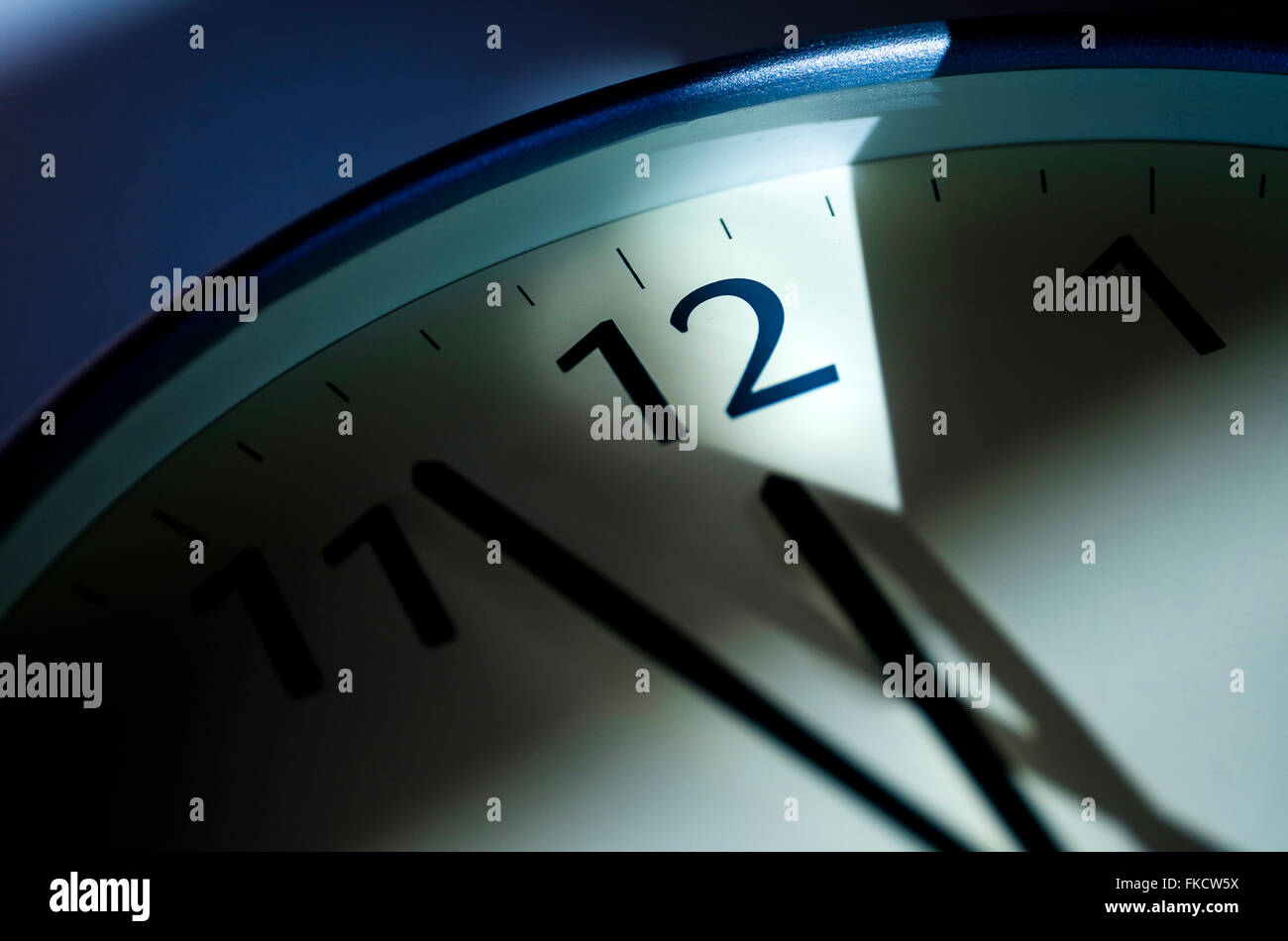 Nahaufnahme der Uhr auf blauem Hintergrund Stockfoto